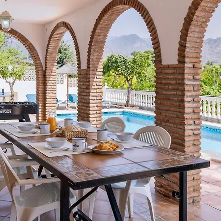 With Pool, Bbq, Games & Fireplace Villa
