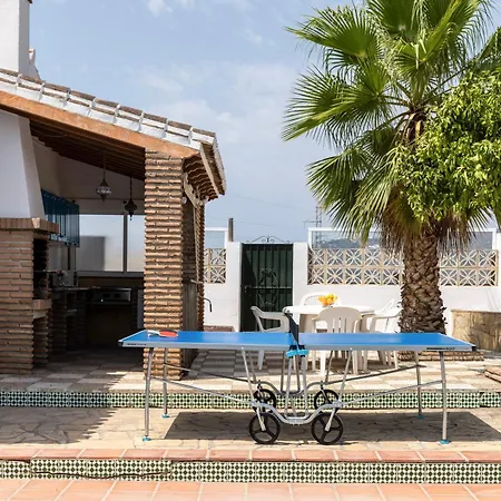 With Pool, Bbq, Games & Fireplace Villa *