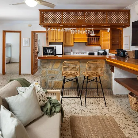 With Pool, Bbq, Games & Fireplace